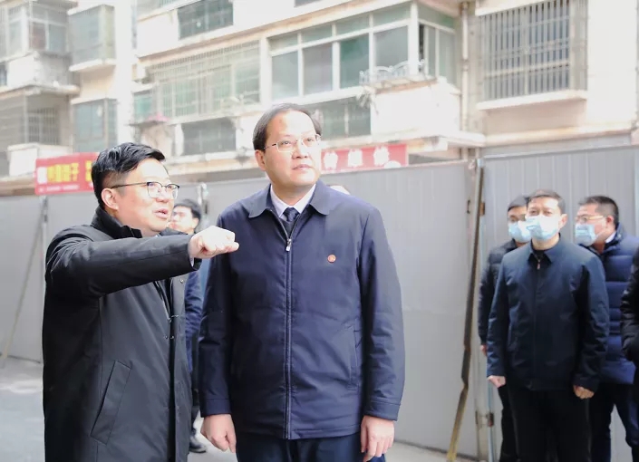 南昌縣委書記、小藍(lán)經(jīng)開區(qū)管委會(huì)主任陳翔走訪慰問南外環(huán)高速項(xiàng)目